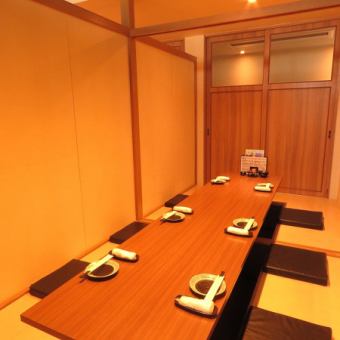 We have a Japanese space with a calm atmosphere and digging seats where you can relax and relax.We will guide you from 2 people to a maximum of 60 people to a completely private room seat.