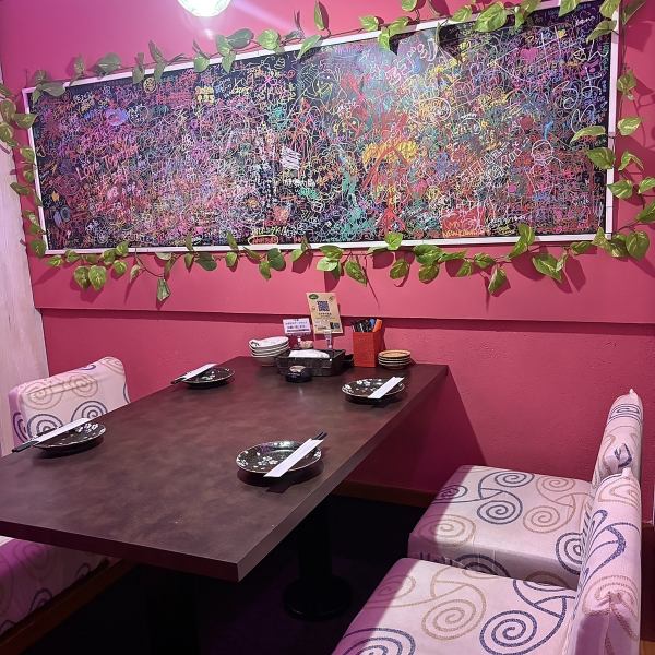 うお鶏静岡店限定！！女子会にぴったりの4名席ルームを3部屋ご用意しています。落ち着いた空間でゆったり楽しめるので、仲間との特別な時間にぜひご利用ください。