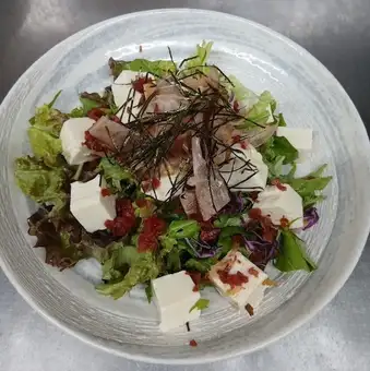 豆腐とカリカリ梅のさっぱり梅サラダ