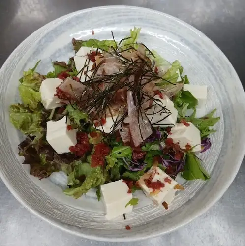 豆腐とカリカリ梅のさっぱり梅サラダ