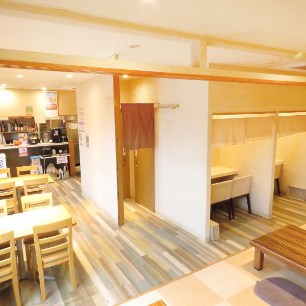 店内は明るく開放的な造りとなっており、お一人様でのご利用はもちろん、女性のお客様も気兼ねなくお立ち寄りいただける安心の空間です。スタッフが温かくお出迎えし、日常の喧騒を忘れてゆったりとお食事を楽しめるよう配慮しております。仕事中の昼食から一日の締めくくりまで、どなた様も気軽にご来店ください。