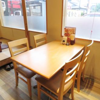 テーブル席は1名～４名掛け。