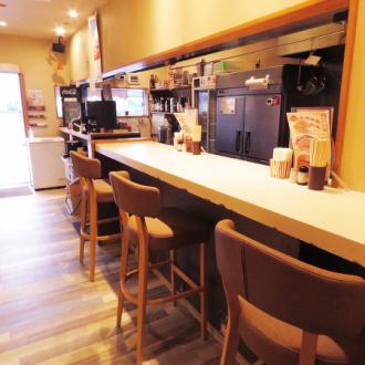 お1人でも気軽に利用できるカウンター席。