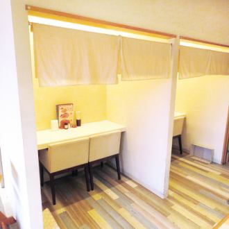 女性お1人でお越しの場合やカップルでの利用におすすめの半個室。