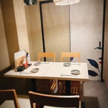 ≪3층≫흡연 앉아 개인실석 4명석 오른쪽 테라스석에 나오는 VIP인 개인실입니다.2개의 개인실을 연결하여 10명까지 가능합니다.