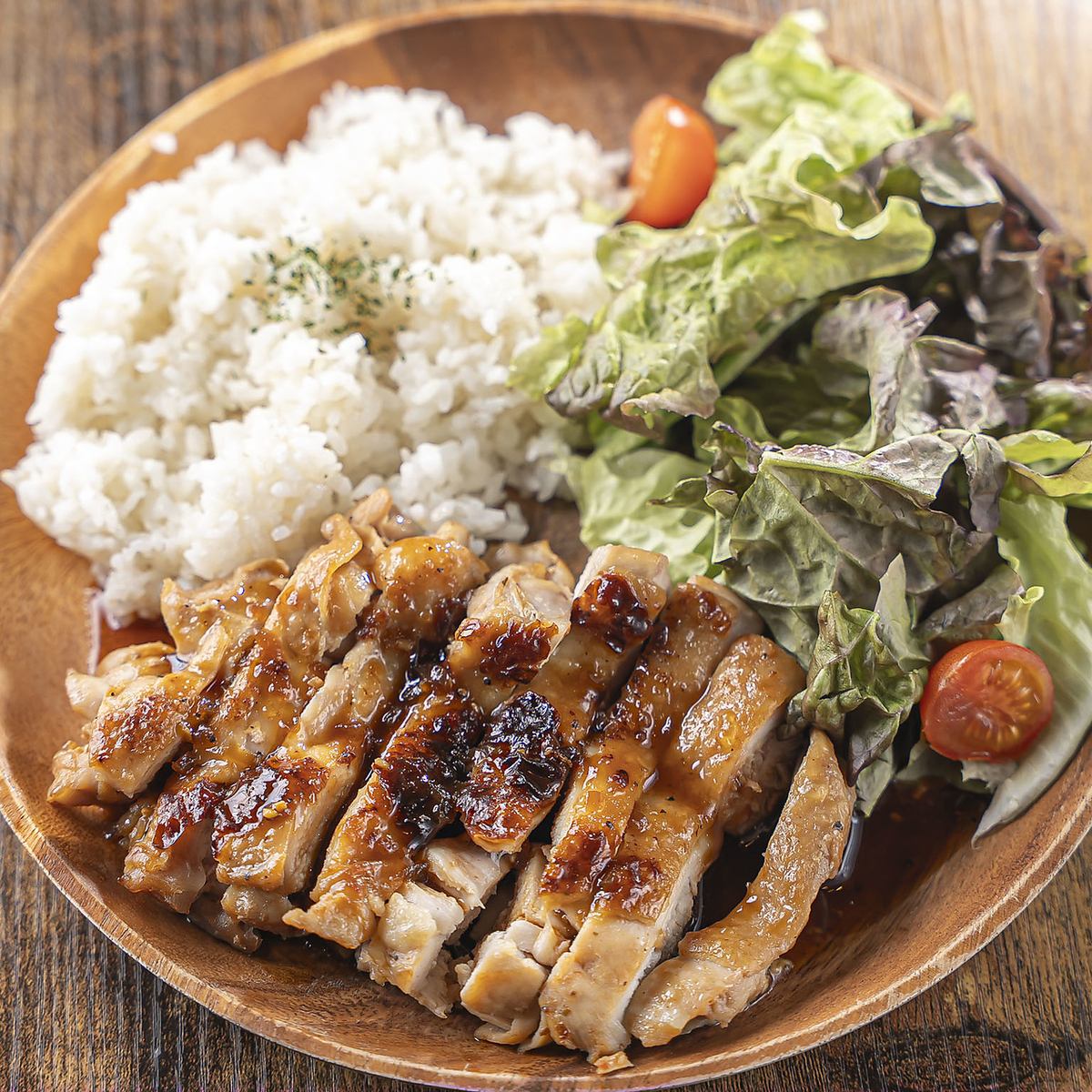 緑を感じる自然なカフェ空間で、ランチやシーシャを満喫できる癒やしのひととき♪