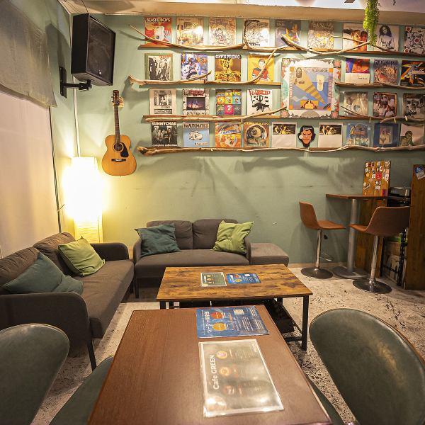 店名「cafeGREEN」の通り、緑を基調とした自然を感じられる空間は、まさに都会のオアシス。店内の至る所に植物を配置し、こだわりの内装でリラックスできる雰囲気を演出しています。ゆったりと寛げるソファー席も完備しており、ワンちゃんと一緒の来店もOK！日常を忘れて穏やかな時間を過ごせる場所です。