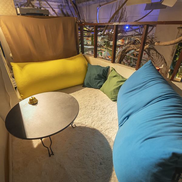 よりプライベートな空間でリラックスしたい方には、ヨギボーエリアがおすすめ◎(別途チャージ料)身体を優しく包み込むヨギボーに身を預け、のんびりとシーシャやランチを楽しめば、心も身体も芯からリフレッシュできます。自分だけのご褒美時間を過ごすのに最適な、至高のくつろぎ空間をご用意してお待ちしております。