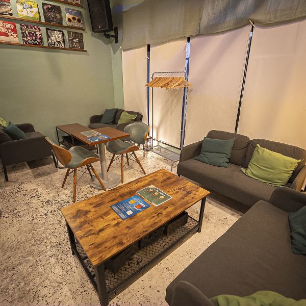 都会の喧騒から離れた「大人の秘密基地」のような穴場スポット。落ち着いたグリーン調の店内は、お仕事や作業での利用も大歓迎です！カウンター席で集中してリモートワークに励んだり、静かな空間で読書を楽しんだりと、使い勝手は抜群。日中の騒がしさを避けて、ゆったりと自分時間を満喫したい方にぴったりの空間です。