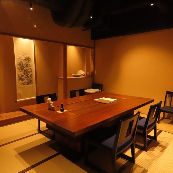 【完全個室あり】最大15名様までご利用いただける広々とした完全個室を完備しております。ご接待、法事やご家族での慶事、会社宴会など、大切な集まりに最適です。プライベートな空間で、周りを気にせず心ゆくまでゆったりとお食事をお楽しみください。