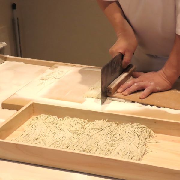 【毎日打ち立てのこだわりそばをぜひ】当店では、厳選された国内産のそば粉だけを使用し、お客様に最高の状態でご提供するため、専用の打ち台にて、職人が毎日その日の気候に合わせて丹精込めて手打ちしております。打ちたてならではの力強い風味をぜひご堪能ください。