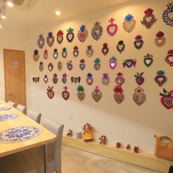 店内に一歩足を踏み入れると壁一面に飾られた色鮮やかなモチーフや、手仕事の温もりを感じる装飾が目を引きます。明るく清潔感のある空間にスパイス香る料理の気配が心地よく広がります。女子会や友人同士の食事はもちろん、初めての方でもリラックスできる居心地の良さが魅力です◎