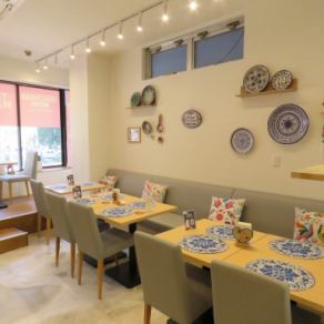 窓側に配置された2人掛けテーブル席は、景色を眺めながら会話と食事を楽しめる場所です◎異国情緒を感じる店内で本場のスパイスが効いた料理をシェアしつつ、楽しむひとときは格別です！