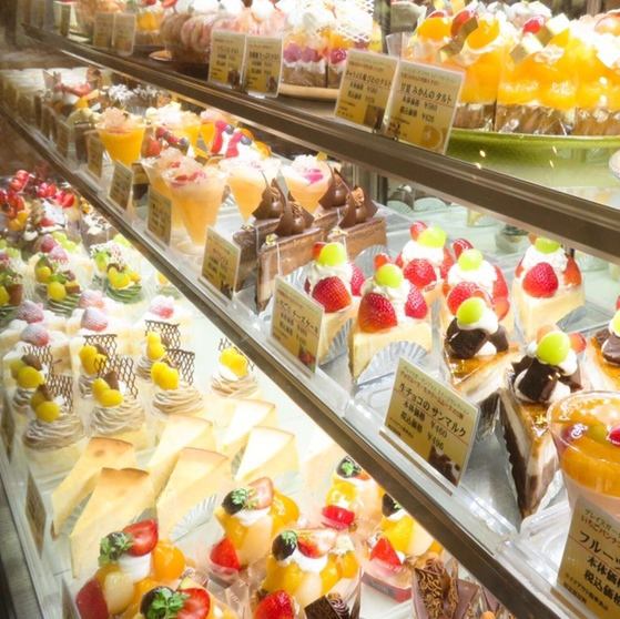 Cakes lined up in the showcase ♪ In-store or take-out ★