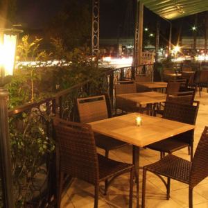 The illuminated terrace seats are a hidden popular spot! You can also rent out blankets for night cafes, terrace girls' parties, or dates.