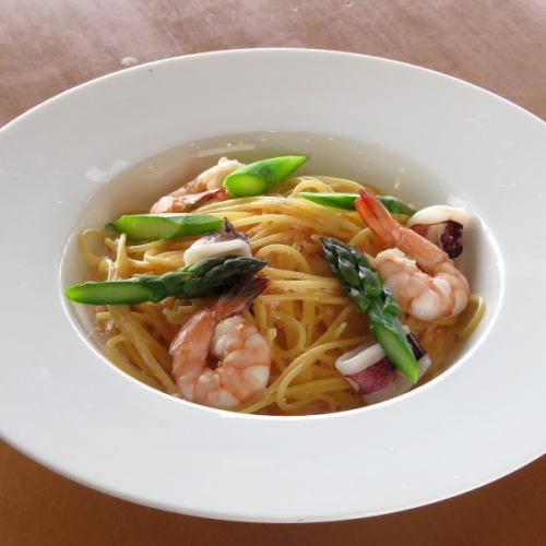 Unwaveringly popular since its opening.Mentaiko cream sauce with shrimp, squid, and asparagus