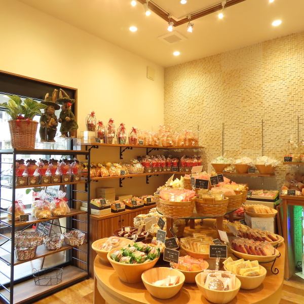 We also have a wide selection of cakes and baked goods to take home★The pastry chef's special Western sweets are available not only in-store, but also to take home after your meal♪