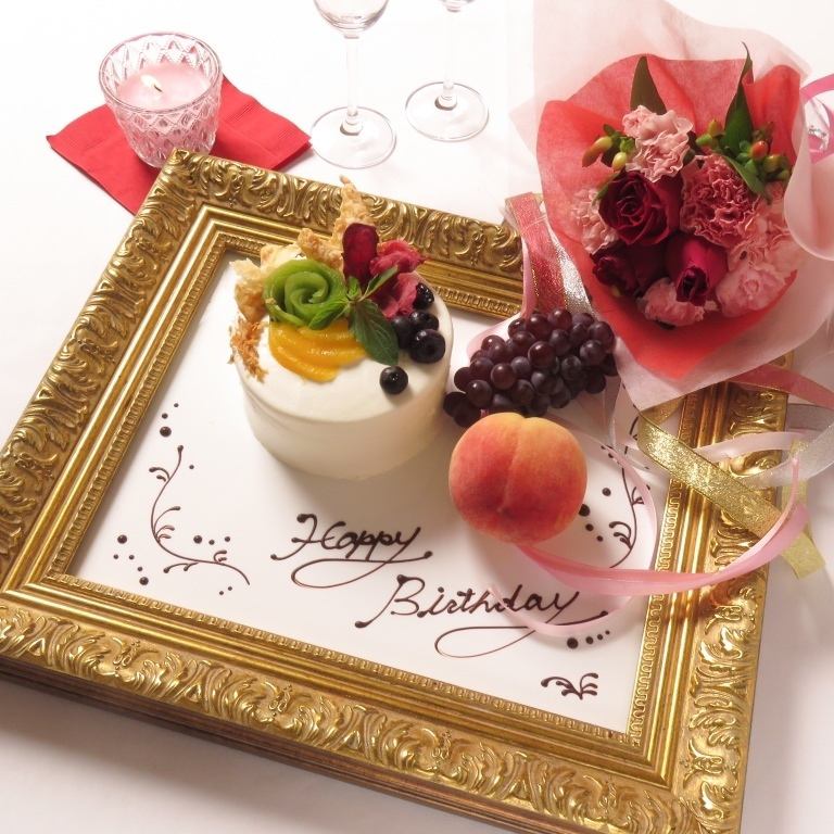 Anniversary course for an important day with a plate, bouquet, and photo