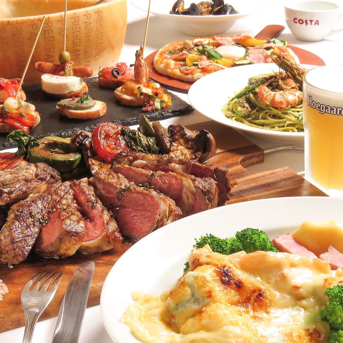 점심부터 영업 중.햇볕에 쬐는 밝은 가게에서 사치스러운 점심 시간