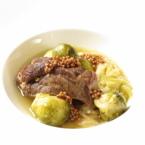 쇠고기 탄과 봄 양배추 스트라콧