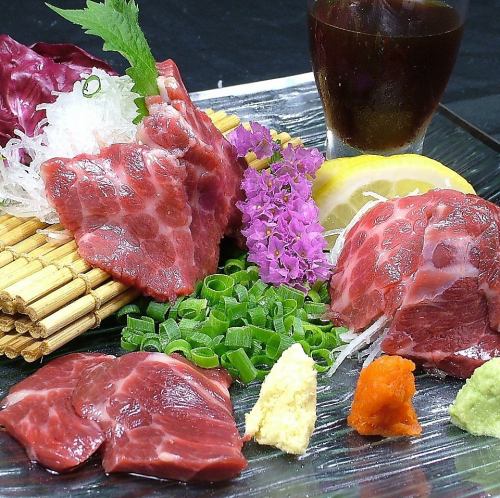 馬刺しで乾杯♪お酒が進む最高の相棒！（入荷により、ない場合がございます。）