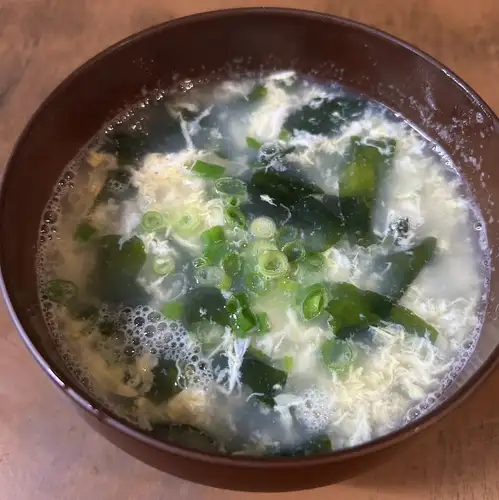 アサリのみそ汁/のどぐろ出汁の玉子とわかめのスープ