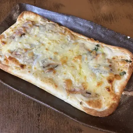 トリュフ香るベーコンとキノコのナンピザ