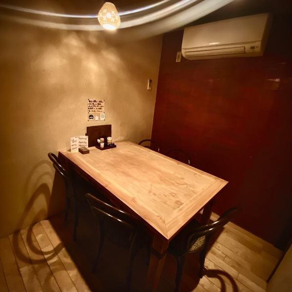 ニーズに合わせた個室をご用意しております。数名でご利用いただける掘りごたつの半個室や、様々なシーンで利用可能な完全個室など、ご希望に合わせてご予約下さい。接待、カップルやご夫婦での記念日利用など、ご利用のご希望あればお早めにご相談ください。　
