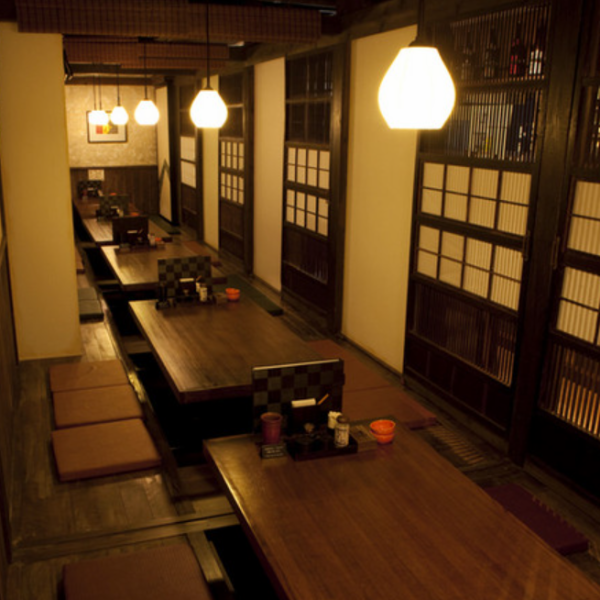 全席座敷席でご用意。入口で靴を脱き、くつろいでいただけるお店です。掘りごたつのお席はゆったり過ごせる半個室/個室でのご用意。お部屋を繋げて32名様までのご利用が可能なので、人数が多めのご宴会にも最適です。ご宴会時には飲み放題付きコースがオススメ。4,400円(税込)からご用意あるので、お気軽にご相談ください。