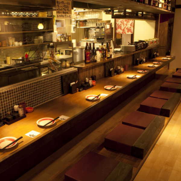 1から2名様にはカウンター席がおすすめ。当店自慢の炭火串焼きの火力を実感しながら、サッと座れるお席で素敵な時間をどうぞ。当店の串焼きは全て国産の岩手県産鶏を使用。また、宮崎県産の妻地鶏など、鶏にこだわるお食事をお楽しみいただけます。2名用カウンター席になっており、ご夫婦やカップルでのお食事にもおすすめ