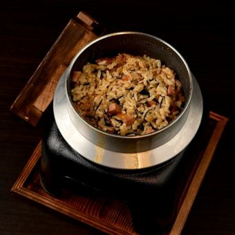 ジューシー釜飯（みそ汁、香の物付き）