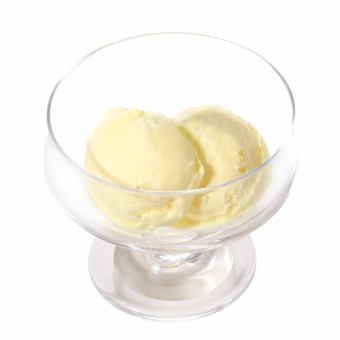 Vanilla ice cream / Strawberry ice cream