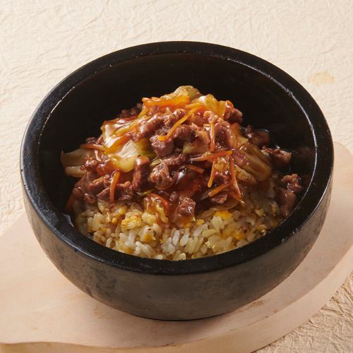 Beef fried rice in a thickened sauce in a stone pot