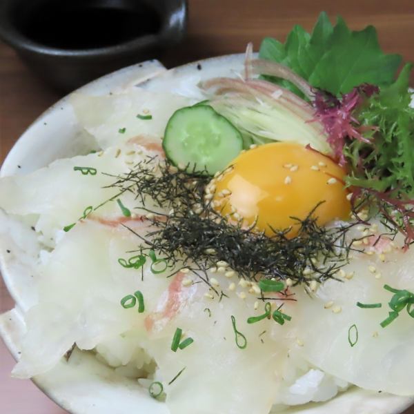 A Uwajima specialty! "Uwajima Taimeshi" is a local dish made by mixing fresh sea bream sashimi with sauce and egg yolk and serving it on hot rice.