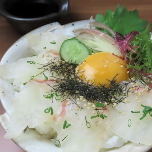 宇和島特產「宇和島鯛魚飯」是將新鮮的鯛魚生魚片、醬汁和蛋黃混合在一起，放在熱米飯上吃的當地菜餚。