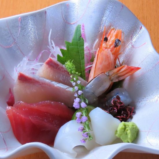 You can enjoy fresh seafood and local sake.