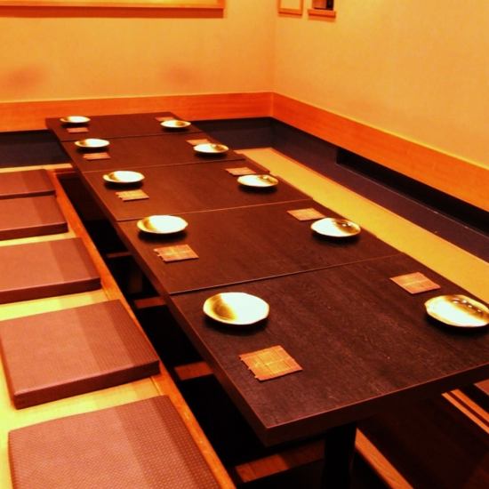 The tatami room in the back of the store can accommodate up to 16 people.