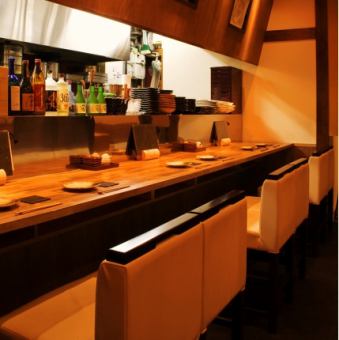 面向廚房的 6 個櫃檯座位充滿了真實感。這是一個可以由一個人使用，也可以用於約會或與少數人一起使用的座位。