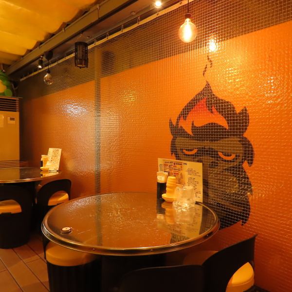 当店自慢のレトロな鉄板を囲む、4名様掛けのテーブル席を10卓ご用意しております。他のお店にはない、ゆったりとした大きなテーブルで、熱々の鉄板料理とお酒を広々と楽しめるのが魅力です。会社仲間やご友人との宴会や二次会など、皆でわいわい楽しむシーンにぴったり。本場韓国屋台の臨場感を味わってください。