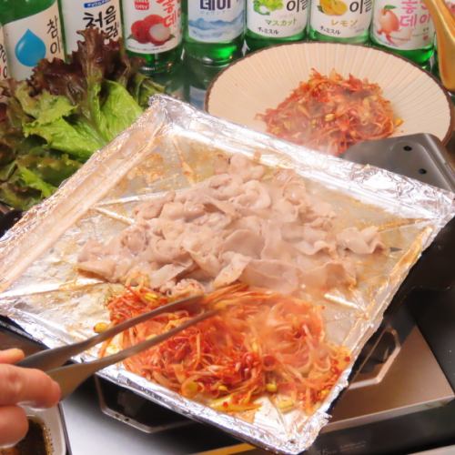 映えるレトロ鉄板で囲む！本場韓国の鉄板焼きを体験