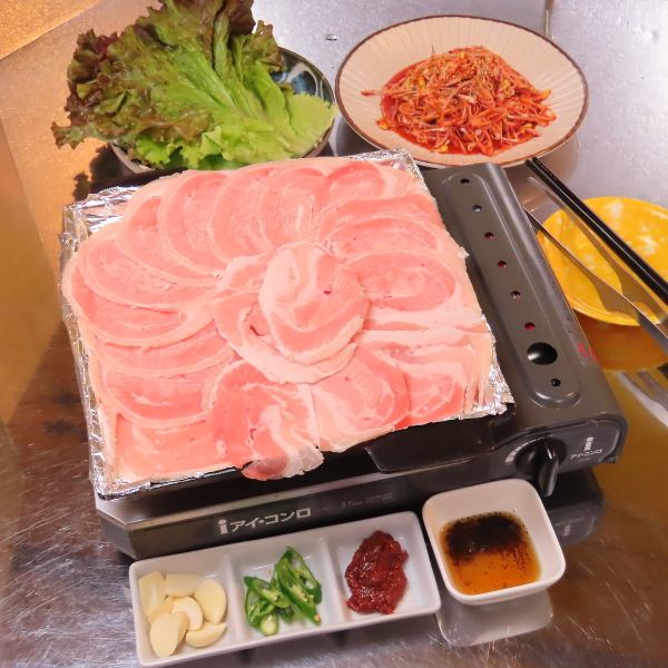 薄切りの豚肉とレトロな鉄板で楽しむ!【テペサムギョプサル】はお酒にもピッタリ♪