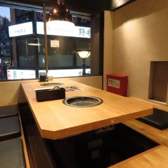 窓に隣接した掘りごたつ席は8名様迄対応！