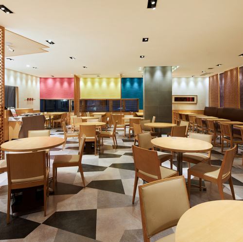 The spacious interior is ideal for various banquets and parties ♪