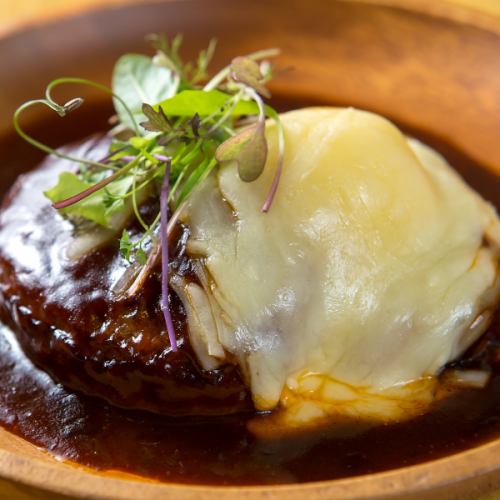 Steaked hamburger steak with melty cheese