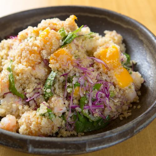 Asian salad of shrimp and mango