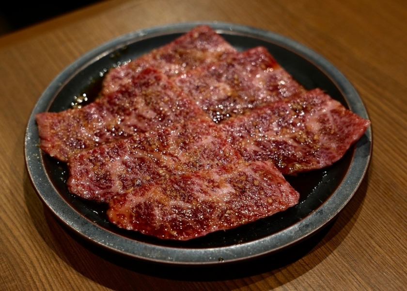 일품!상질로 부드러운 붉은 고기를 즐길 수 있는 기쁨◎엄선 흑모 와규를 사용