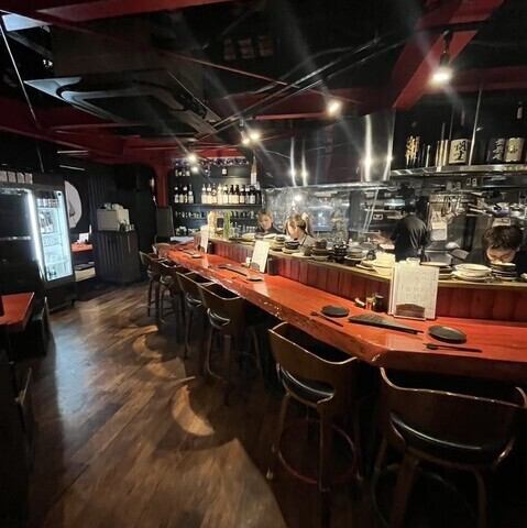 オープンキッチンのライブ感を楽しめる明るい雰囲気のカウンター席は、10席ご用意しています！デートやお一人様にもぴったりで、料理と会話を楽しめる特別なひとときをご提供します。ぜひお気軽にお越しください☆