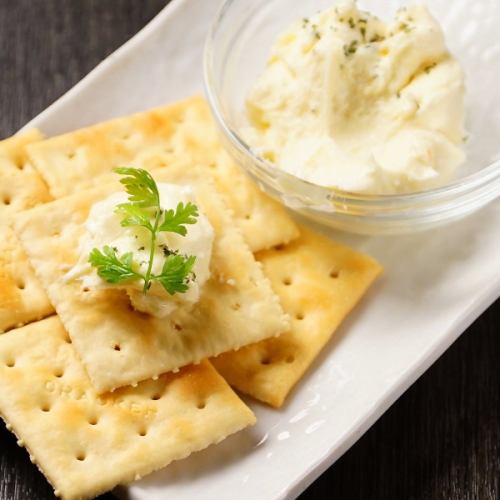 Cream cheese pickled in yuzu honey ~ with crackers ~