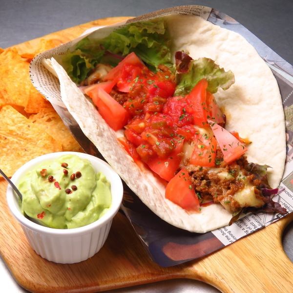 Colored vegetables tacos are a popular menu for watching sports and girls' associations ◎ A great value set with guacamole ♪