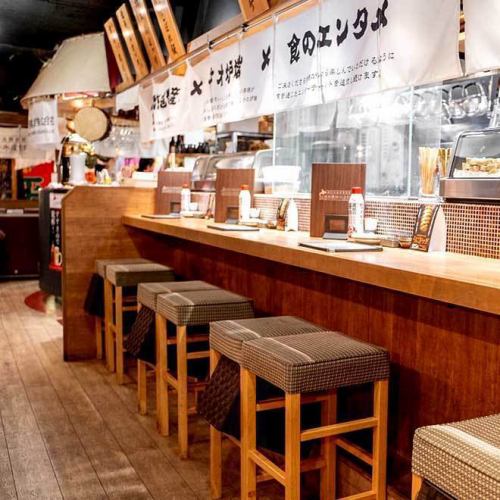 <p>【カウンター｜最大8名様まで】こだわりのカウンター席は全部で8席。臨場感のある厨房の中までよく見える特等席。お一人様でも気兼ねなくお過ごしいただけます。会社帰りのちょい飲みやお食事などにもぜひご利用ください！</p>